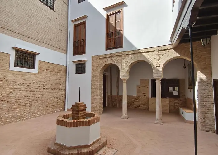 Hospederia Monasterio De San Leandro بيت ضيافة